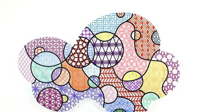 Nevin Aladag Pattern Kinship Cloud Acryl auf wassergeschnittenem Aluminium foto Ana Aguilera Poppig-bunte Wolke aus farbigem Aluminium: »Pattern Kinship Cloud« von Nevin Aladag.