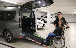 Nina Kovjenic und ihre Mutter Nina Lukic freuen sich über das neue, behindertengerecht umgebaute Auto: Die Rollstuhlfahrerin kan