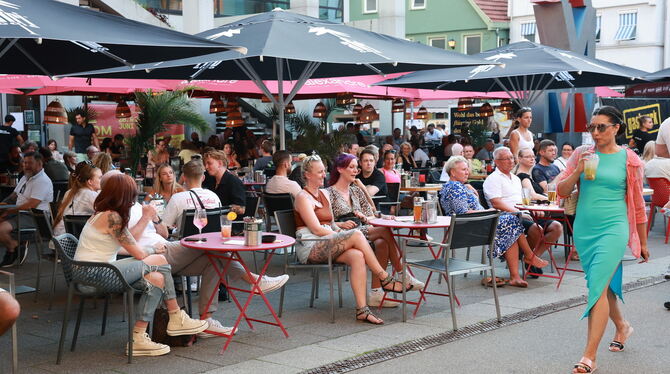 Die Gastronomie am Marktplatz ist beliebt an lauen Sommerabenden.
