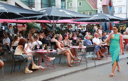 Die Gastronomie am Marktplatz ist beliebt an lauen Sommerabenden.