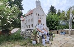 Sonnenbühl hat nun ein Schloss Lichtenstein. Bauherr Johann Hölz hat das Märchenschloss im Maßstab 1:10 nachgebaut.
