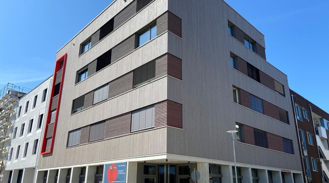 Im neuen Wohngebäude am Hechinger Eck finden 26 Apartments Platz. Im Erdgeschoss eröffnet am 1. September ein Nahversorger.