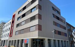 Im neuen Wohngebäude am Hechinger Eck finden 26 Apartments Platz. Im Erdgeschoss eröffnet am 1. September ein Nahversorger.