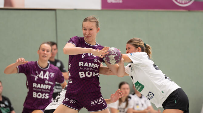 Eine der Neuen im Metzinger Team: Rückraumspielerin Klara Schlegel (Mitte) war die letzte Verpflichtung.  FOTO: SCHANZ