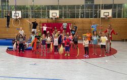 Manche der Kinder haben schon mehrmals im Kindermitmachzirkus trainiert.  FOTO: PRIVAT