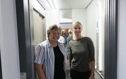 Monika Koch (links) und Michèle Turner zeigen, dass der Zugang zum katholischen St. Franziskus Gemeindezentrum in Pliezhausen ba
