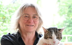 Die Initiatorin des  Betreuungsnetzwerks Dr. Dorothee Wiest mit ihrem Kater Rodney.    