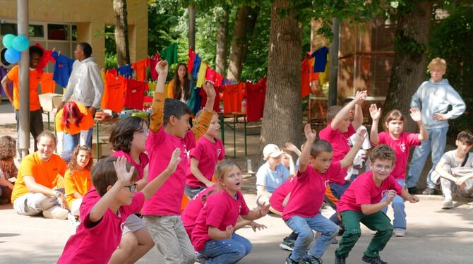»Heut ist so ein schöner Tag«, singen die Kids der AWO-Stadtranderholung am Freitag und untermalen das mit ihren Bewegungen.