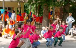 "Heut ist so ein schöner Tag", singen die Kids der AWO-Stadtranderholung am Freitag und untermalen das mit ihren Bewegungen.