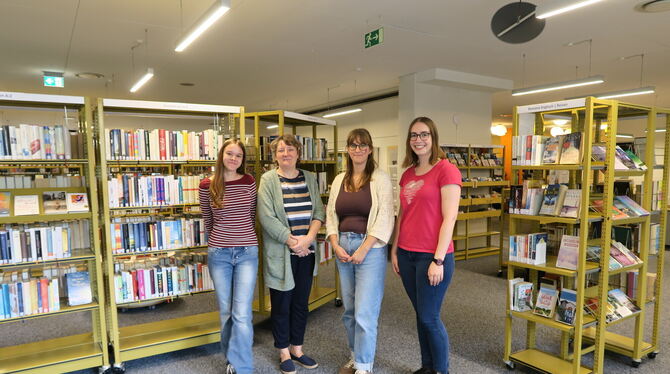 Die Schülerhelferin Emilia Haas, die Leiterin Alexandra Meyer und die Mitarbeiterinnen Katharina Klein und Maren Schwaderer (von