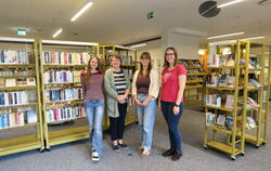 Die Schülerhelferin Emilia Haas, die Leiterin Alexandra Meyer und die Mitarbeiterinnen Katharina Klein und Maren Schwaderer (von
