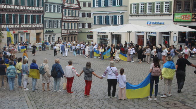 Die »Menschenkette der Verbundenheit« reichte vom Marktplatz zur Stiftskirche.