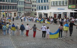 Die "Menschenkette der Verbundenheit" reichte vom Marktplatz zur Stiftskirche.