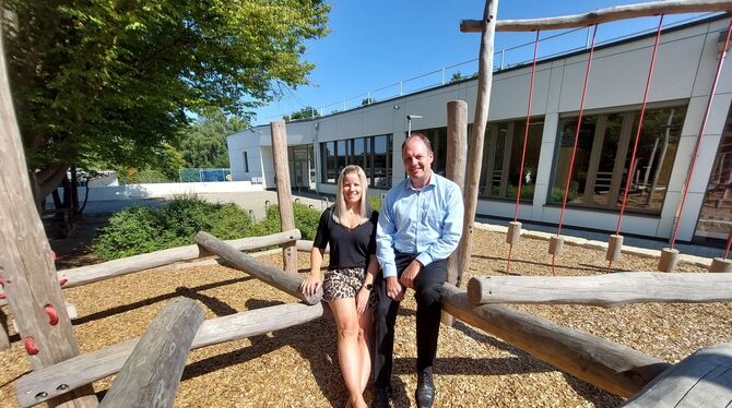 Cathrin Klingeberg und Dirk Walker auf dem Spielplatz der Silcherschule: Er wurde komplett aus Rücklagen des Fördervereins bezah