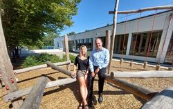 Cathrin Klingeberg und Dirk Walker auf dem Spielplatz der Silcherschule: Er wurde komplett aus Rücklagen des Fördervereins bezah