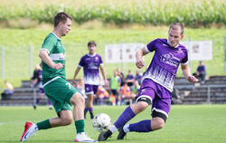 Sören Mayer (TSV Eningen, links) und Jan Eberle vom SV Wannweil kämpfen um den Ball. 