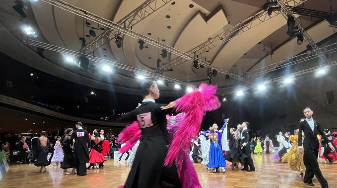 Tanzpaare beim Aufwärmen im Beethovensaal