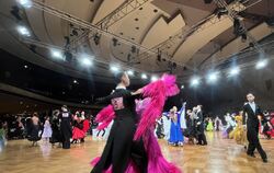 Tanzpaare beim Aufwärmen im Beethovensaal