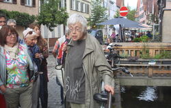 Margarethe Gönner, rechts, mit Gruppe in der Ammergasse.