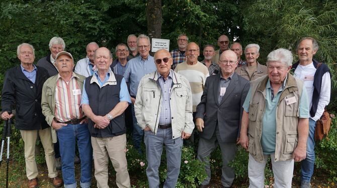 Gruppenfoto vor der vor 21 Jahren gepflanzten Winterlinde. Links steht der ehemalige Kompaniechef Thilo Throm. Hans Jörg Störmer