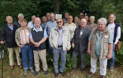 Gruppenfoto vor der vor 21 Jahren gepflanzten Winterlinde. Links steht der ehemalige Kompaniechef Thilo Throm. Hans Jörg Störmer