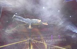 »Circus Arena« bringt die Zuschauer mit besonderer Aktobatik zum Staunen.  FOTO: SANDER