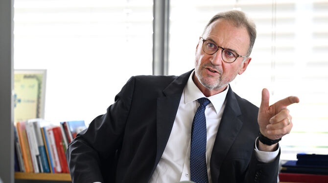 Landrat Walter »Irgendwann macht das Landratsamt noch Darmspiegelungen auf der Neckarbrücke«: Joachim Walter ist bekannt für markante Sprüche u