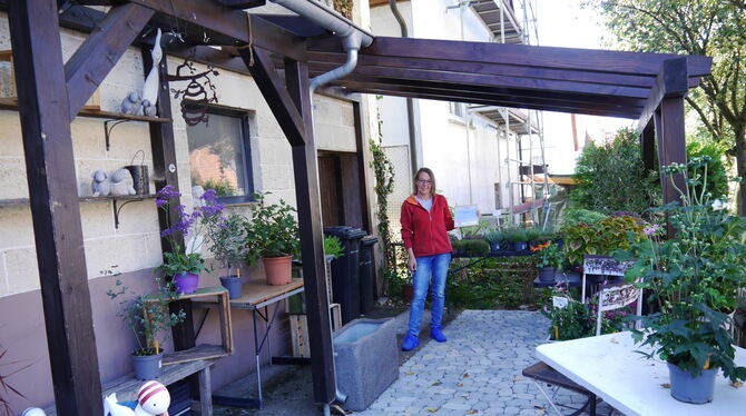 Gundula Lutz, Eigentümerin von Majas Werkstüble, freut sich über ihre begehbare Terrasse mit Pergola sowie die Unterstützung aus