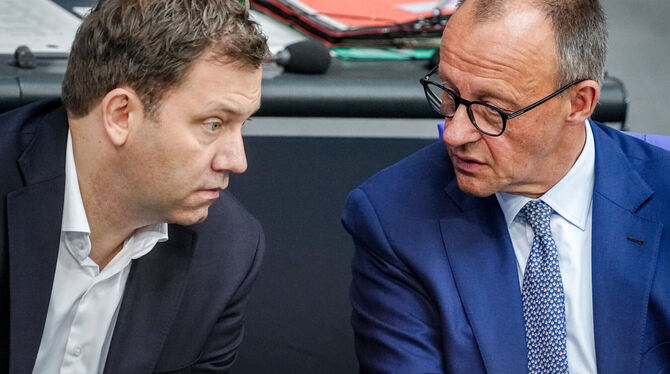 SPD-Chef und Finanzminister Lars Klingbeil (links) und Bundeskanzler Friedrich Merz (CDU) müssen wohl noch ein wenig die Köpfe z