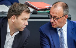 SPD-Chef und Finanzminister Lars Klingbeil (links) und Bundeskanzler Friedrich Merz (CDU) müssen wohl noch ein wenig die Köpfe z