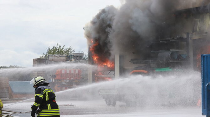 Nach dem Großbrand in der Lagerhalle der Steinhart GmbH in Walddorfhäslach stritten sich Gemeinde und Bauunternehmung um die Feu