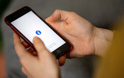 Facebook-Logo ist auf einem Smartphone zu sehen