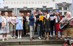 OB Thomas Keck und Regine Vohrer eröffnen mit den Weindorfwirtsfamilien den 38. Reutlinger Herbst.
