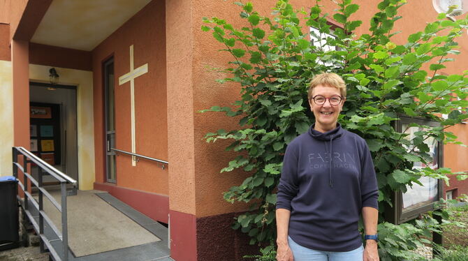 Notfallseelsorge Baden-Württemberg Manuela Seynstahl Haus Matizzo Ehrung Preis Bevölkerungsschutz-Ehrenzeichen Manuela Seynstahl steht neben dem Eingang zum Haus Matizzo in Metzingen. Dort arbeitet sie und leitet als Geschäftsführerin die