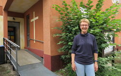 Manuela Seynstahl steht neben dem Eingang zum Haus Matizzo in Metzingen. Dort arbeitet sie und leitet als Geschäftsführerin die 