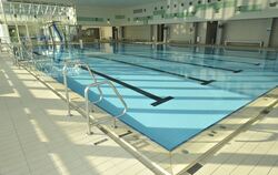 Der DLRG Tübingen trainiert regelmäßig im Hallenbad Nord auf dem WHO sowie im Uhlandbad nahe der Neckarbrücke.