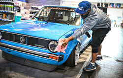 Chrom, Lack und tiefergelegtes Fahrwerk: Die Autos auf der Tuning World Bodensee, einer Messe in Friedrichshafen, wollen einzig 