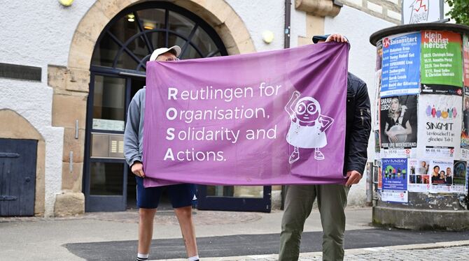 Robin und Hermann von der Gruppe Rosa stehen hinter ihrer  Sache: In Reutlingen ein niedrigschwelliges Forum für linksgesinnte U
