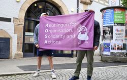 Robin und Hermann von der Gruppe Rosa stehen hinter ihrer  Sache: In Reutlingen ein niedrigschwelliges Forum für linksgesinnte U