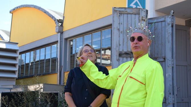 Kunst, Tübingen, Schlachthof, Shedhalle Künstler Serge Le Goff bei der Schlüsselübergabe für die Shedhalle zusammen mit Kulturamtsleiterin Dagmar Waizenegger.