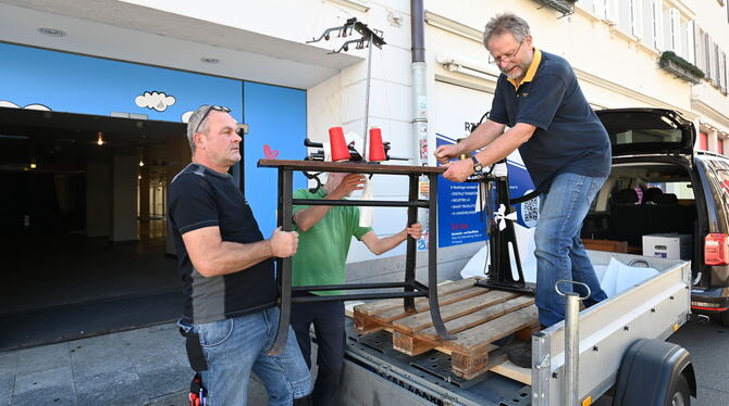 Förderverein Reutlinger Industriemuseum im Breuninger-Schaufenster Gemeinsam laden (von links) Andreas Orzol vom Breuninger-Gebäudemanagement sowie Thomas Ziegler und Ralph Bechstein vom Förderve