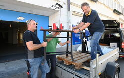 Gemeinsam laden (von links) Andreas Orzol vom Breuninger-Gebäudemanagement sowie Thomas Ziegler und Ralph Bechstein vom Förderve