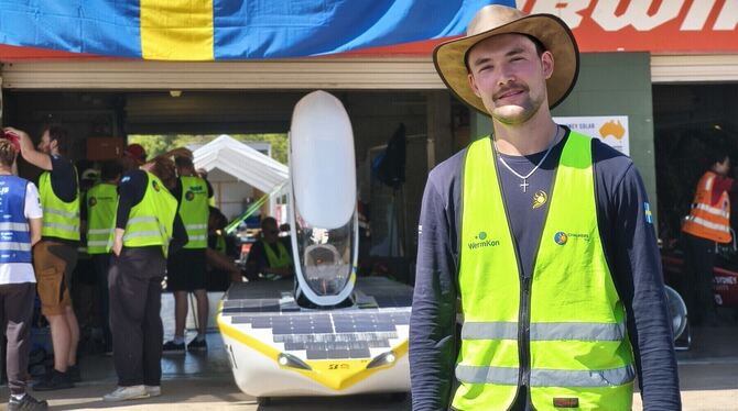 Daniel Uphoff vor dem Solarfahrzeug des Chalmers Solar Teams.