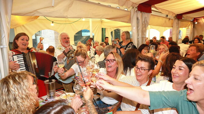 Beste Stimmung mit Live-Musik vom Stauferland-Duo am Samstagabend in einer der Lauben des Reutlinger Herbsts.