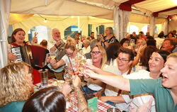 Beste Stimmung mit Live-Musik vom Stauferland-Duo am Samstagabend in einer der Lauben des Reutlinger Herbsts.