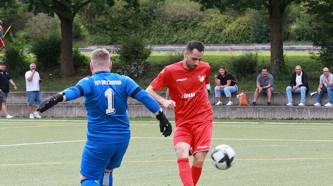 Doppeltorschütze Onur Seyhan (rechts, SV Anadolu) versetzt Torhüter Leandro Libeccio vom TSV Betzingen und erzielt das Tor zum 1