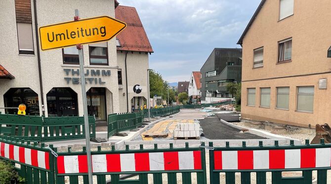 Baustelle Pliezhausen Marktplatzstraße Umleitung Stand Die Marktplatzstraße im Zentrum von Pliezhausen ist weiterhin gesperrt. Dort haben Arbeiter das schadhafte Pflaster getauscht un