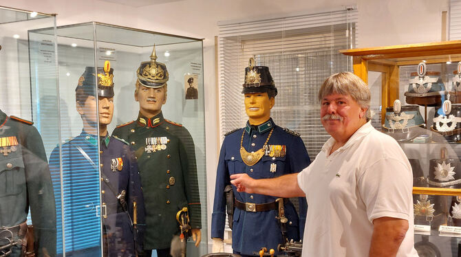 Komplette Uniformen und alles, was der Ordnungshüter so gebraucht hat im Laufe der Zeit. Bernhard Strobel mit seinen stummen Kol