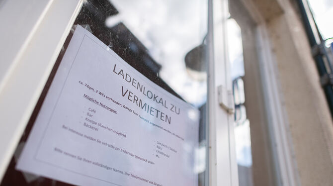 Über Zeitungsannoncen, die Wirtschaftsförderung der Stadt, Online-Portale oder Aushänge an der Immobilie selbst - wie hier - ver