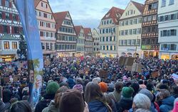 Anfang des Jahres versammelten sich Abertausende Menschen in Tübingen, um bei einer Kundgebung für mehr Menschenrechte und Demok